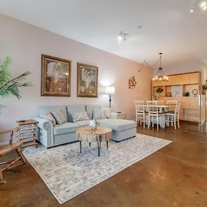  Holiday home Southern Charmer-historic District Downtown-front Porch-walk Score 90!!-private Parking-1 Minute To Forsyth Park